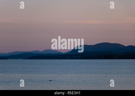 Coucher du soleil au lac Magog dans la ville de Magog au Québec, Canada. Banque D'Images