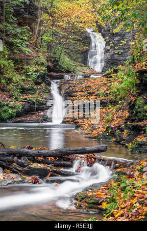 In Deckertown Falls, une belle cascade avec plusieurs gouttes dans Montour Falls, New York, est décoré avec des feuilles d'automne coloré. Banque D'Images