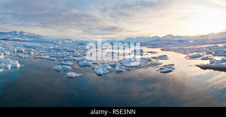 Tiniteqilaq et la glace de mer en hiver, E. Greenland Banque D'Images