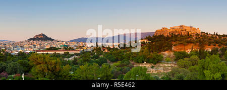 Vue élevée vers l'Acropole et la colline, Quartier Thisso Lykavittos, Athènes, Grèce Banque D'Images