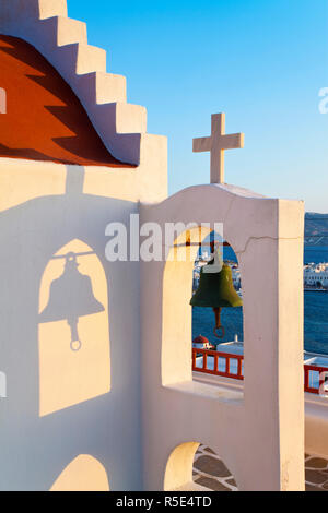 L'église blanche traditionnelle, Mykonos (Hora), îles Cyclades, Grèce, Europe Banque D'Images