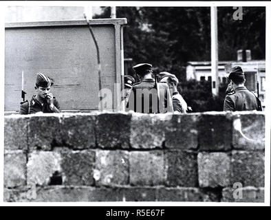 Août 1961 - Les troupes allemandes et de la police de l'ensemble du groupe derrière le mur construit par les communistes à sceller Berlin est à partir de la partie ouest de la ville Banque D'Images
