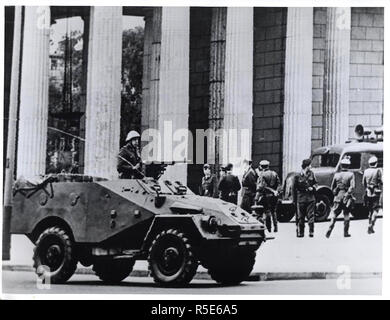 Le régime communiste est-allemand mis en place des barrages routiers pour stopper le trafic entre les deux secteurs le 13 août dans un effort pour arrêter le flux de réfugiés en quête de liberté dans l'Ouest. Banque D'Images