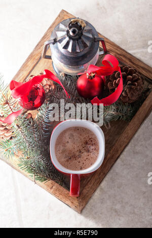 En cacao de Noël mug sur le plateau en bois Banque D'Images