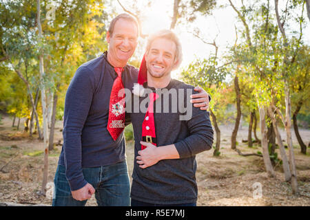 Beau Portrait père et fils de fête en plein air. Banque D'Images