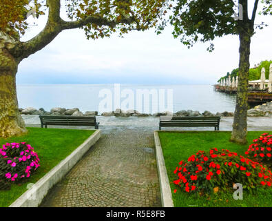 La passerelle sur la rive, Lac de Garde, Italie, Europe Banque D'Images