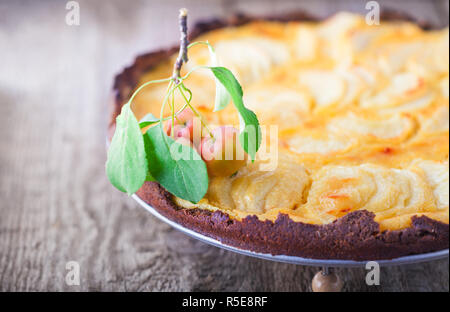 Tarte aux pommes et crème anglaise sur table en bois. Gluten Free Banque D'Images