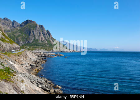 Route côtière spectaculaire, Moskenesoy, îles Lofoten, Nordland, Norvège Banque D'Images