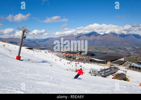 Domaine skiable de Coronet Peak et la chaîne des Remarkables, Queenstown, Central Otago, île du Sud, Nouvelle-Zélande Banque D'Images