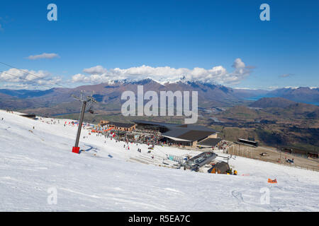 Domaine skiable de Coronet Peak et la chaîne des Remarkables, Queenstown, Central Otago, île du Sud, Nouvelle-Zélande Banque D'Images