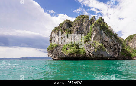 Les roches karstiques tropicaux populaires Voyage parfait pour l'escalade, la province de Krabi, Thaïlande Banque D'Images