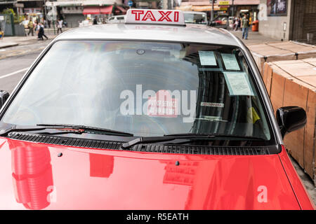 KOWLOON, HONG KONG - 21 avril 2017 : Taxi rouge Hors Service Cab signer à Kowloon, Hong Kong. Banque D'Images