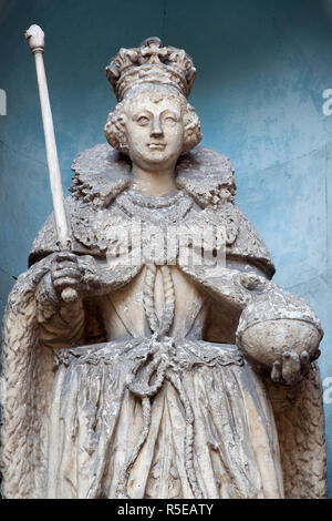 La statue de la reine Elizabeth 1ère est au-dessus de la porte de l'église de St-Dunstans-In-The-West de Fleet Street, Londres, Angleterre Banque D'Images