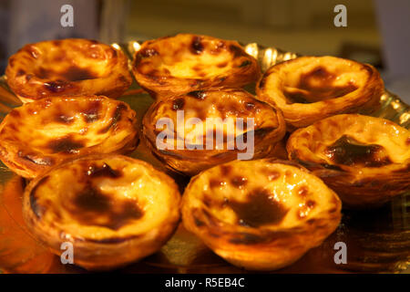 Tartes à la crème traditionnel, l'Antiga Confeitaria de Belem, Belém, Lisbonne, Portugal Banque D'Images