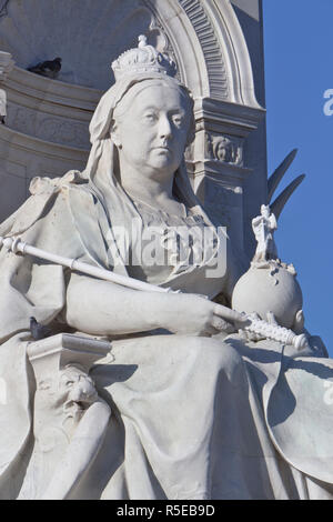 Victoria Memorial. L'immense statue en marbre de la reine Victoria, par Thomas Brock, est situé devant le palais de Buckingham dans le Mall, Londres, Royaume-Uni. Banque D'Images