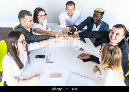 Concept de l'unité. Close-up de personnes se tenant la main, tandis qu'assis autour de la 24 Banque D'Images