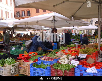TIVOLI, ITALIE - 29 septembre 2017 : Frais et de belles fleurs, fruits et légumes au marché de l'agriculteur dans la place principale Piazza Plebiscito de Ti Banque D'Images