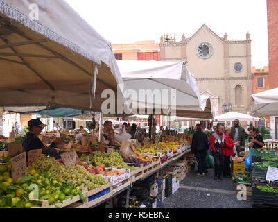 TIVOLI, ITALIE - 29 septembre 2017 : Frais et de belles fleurs, fruits et légumes au marché de l'agriculteur dans la place principale Piazza Plebiscito de Ti Banque D'Images