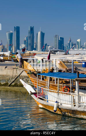 Qatar, Doha, Skyline moderne de Dhow Harbour Banque D'Images