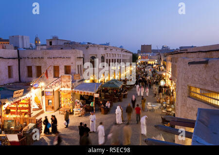 Le Qatar, au Moyen-Orient, Péninsule Arabe, Doha, le Souq Waqif restauré avec de la boue rendus boutiques et des poutres en bois apparentes Banque D'Images