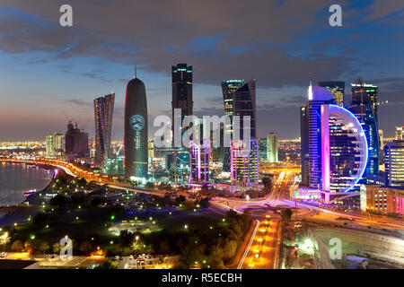 Le Qatar, au Moyen-Orient, Péninsule Arabe, Doha, nouvelle ligne d'horizon de la baie ouest du quartier financier du Centre de Doha Banque D'Images