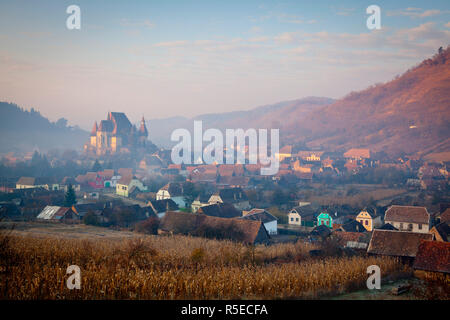 View sur Biertan Biertan, au lever du soleil, nr. Sighisoara, Transylvanie, Roumanie Banque D'Images