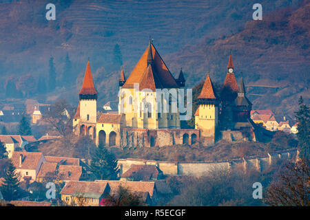 Des vues sur l'église fortifiée de Biertan Biertan, au lever du soleil, nr. Sighisoara, Transylvanie, Roumanie Banque D'Images