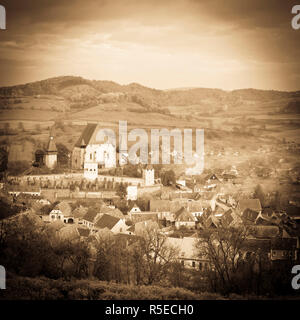 View sur Biertan Biertan, au coucher du soleil, nr. Sighisoara, Transylvanie, Roumanie Banque D'Images