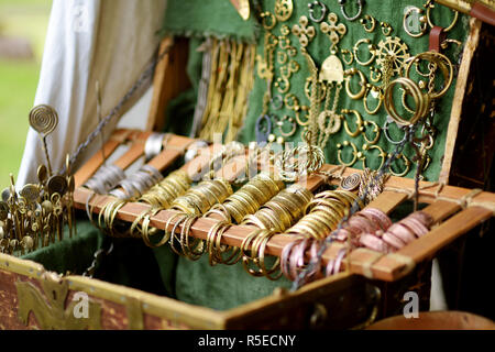 Braceles de cuivre et des colliers vendus sur le stand lors de fête médiévale annuelle, tenue à Trakai Castle péninsulaire. Ville médiévale de recréer l'esprit. Banque D'Images
