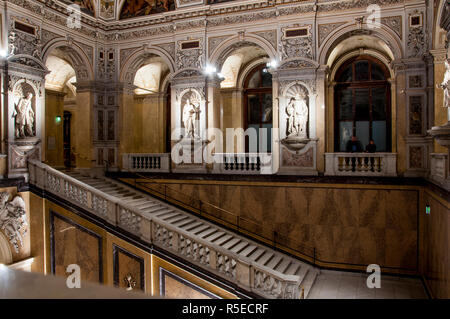 Vienne, Autriche - 24 novembre 2018 : escalier intérieur du Musée d'Histoire Naturelle Banque D'Images