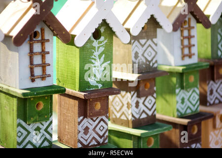 En bois coloré mignon nichoirs vendus sur le marché de Pâques à Vilnius. La capitale lituanienne de l'artisanat traditionnel foire est tenue chaque année au mois de mars sur vieux pour Banque D'Images