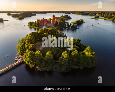 Vue aérienne de l'île de Trakai Castle, situé à Trakai, Lituanie. Belle vue depuis le coucher du soleil sur l'été au-dessus. Banque D'Images