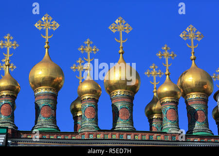 Les coupoles de la partie supérieure de la cathédrale du Sauveur (17e siècle), Moscou, Kremlin, Moscou, Russie Banque D'Images