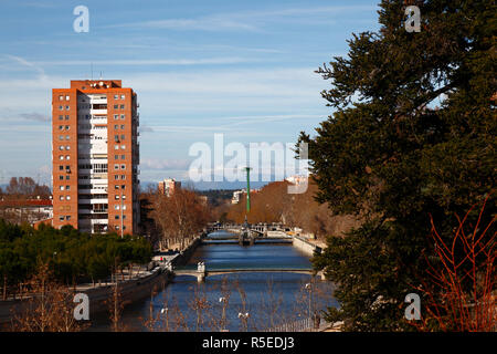 Vue vers le nord le long de la rivière Manzanares depuis les jardins Virgen del Puerto / Jardines del Virgen del Puerto, Madrid, Espagne Banque D'Images