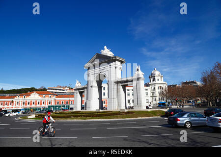 Cycliste sur rond-point en face de la Puerta de San Vincente et Principe Pio, Madrid, Espagne Banque D'Images