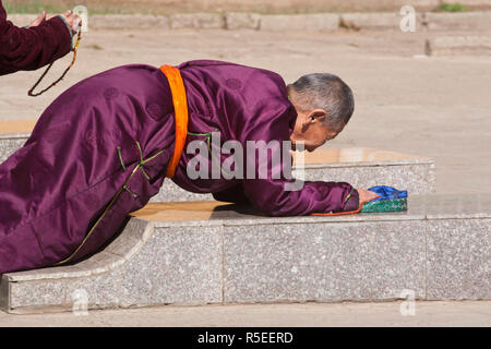 La Mongolie, Oulan-Bator, moine à se prosterner (Gandan Monastère Gandantegchenling), Banque D'Images