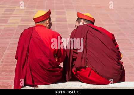 La Mongolie, Oulan-Bator, monastère Gandan (Gandantegchenling), les moines chatting Banque D'Images