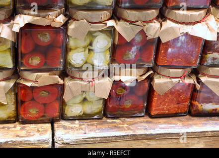 De nombreux pots de verre avec des spécialités Calabraises tels que les artichauts poivrons épicés à l'huile de poisson pour la vente dans le magasin de spécialités de la cuisine italienne Banque D'Images