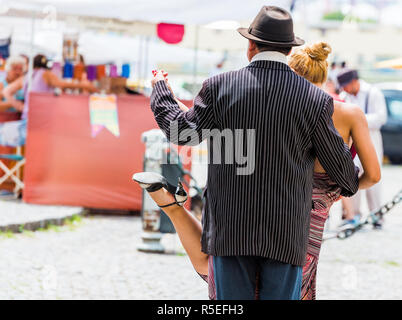 Tango danse de couple on city street, Buenos Aires, Argentine. Avec focus sélectif. Vue arrière Banque D'Images