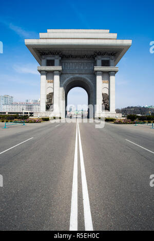 Peuples démocratique République populaire démocratique de Corée (RPDC), la Corée du Nord, Pyongyang, l'Arc de Triomphe, 3m plus haut que l'Arc de Triomphe à Paris Banque D'Images