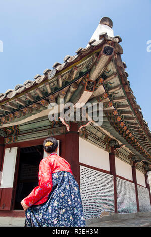 Peuples démocratique République populaire démocratique de Corée (RPDC), la Corée du Nord, de la ville de Kaesong, King Wang Kon's Mausoleum - femme en costume traditionnel coloré Banque D'Images