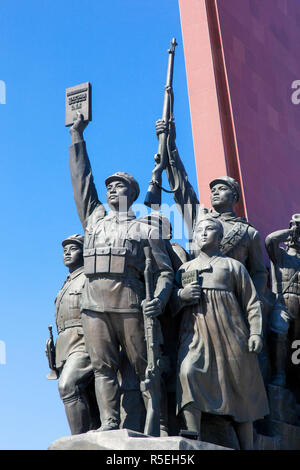 Peuples démocratique République populaire démocratique de Corée (RPDC), la Corée du Nord, Pyongyang, la troupe artistique Mansudae Grand Monument représentant la lutte révolutionnaire japonais "anti" et "la révolution socialiste et la construction' troupe artistique Mansudae Assembly Hall sur la Colline Mansu Banque D'Images