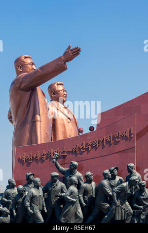 Peuples démocratique République populaire démocratique de Corée (RPDC), la Corée du Nord, Pyongyang, la troupe artistique Mansudae Grand Monument, des statues d'anciens présidents Kim Il-sung et Kim Jong Il, troupe artistique Mansudae Assembly Hall sur la Colline Mansu Banque D'Images