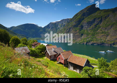 View sur Otternes Bygdetun, Fjord Aurlands, Sogn og Fjordane, Norvège Banque D'Images