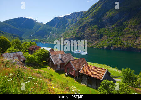 View sur Otternes Bygdetun, Fjord Aurlands, Sogn og Fjordane, Norvège Banque D'Images