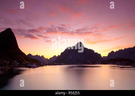 Coucher du soleil de minuit sur le pittoresque village de pêcheurs de reine, Reine, Moskenesoy, Lofoten, Nordland, Norvège Banque D'Images