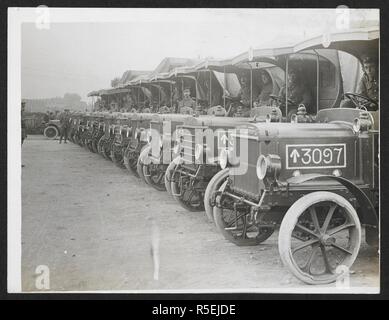 Une colonne d'alimentation en attendant de charger en gare [Aire, France]. Une ligne de camions rédigé à la gare, le 25 juillet 1915. Dossier de l'armée indienne en Europe durant la Première Guerre mondiale. 20e siècle, le 25 juillet 1915. Argentiques. Source : Photo 24/(101). Auteur : Big Sur, H. D. Banque D'Images