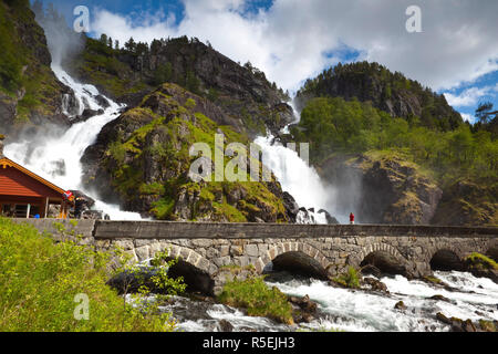 Un touriste prend des photos de la cascade Latefoss, Norvège, M. Banque D'Images