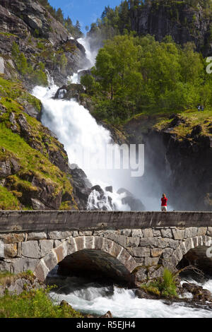 Un touriste prend des photos de la cascade, la Norvège Latefoss Banque D'Images