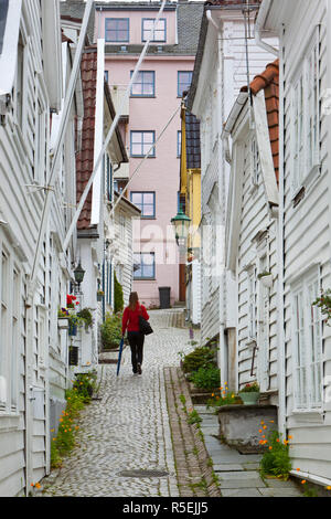 Ruelles étroites pavées et les bâtiments en bois dans la vieille ville de Bergen, Bergen, Hordaland, Norvège Banque D'Images